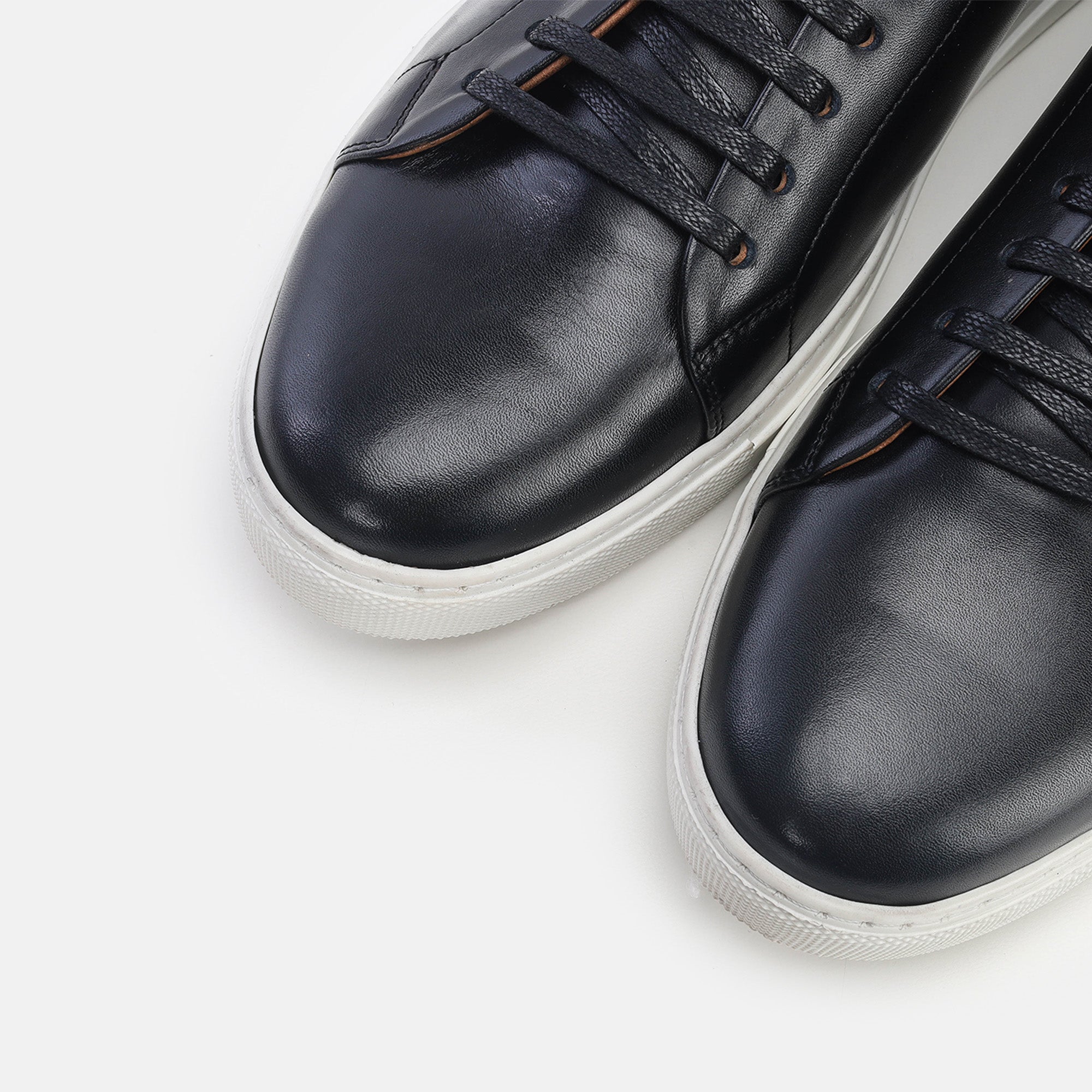 حذاء رياضي فولزاك 5334 من الجلد الأسود