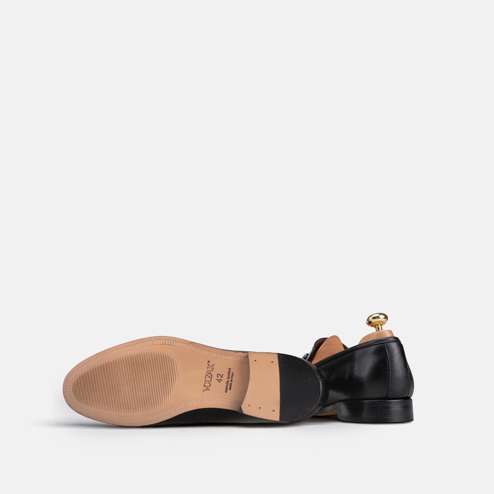 VOLZAK 5434 black leather dress shoe showing the tan leather sole and heel with a wooden shoe tree inserted