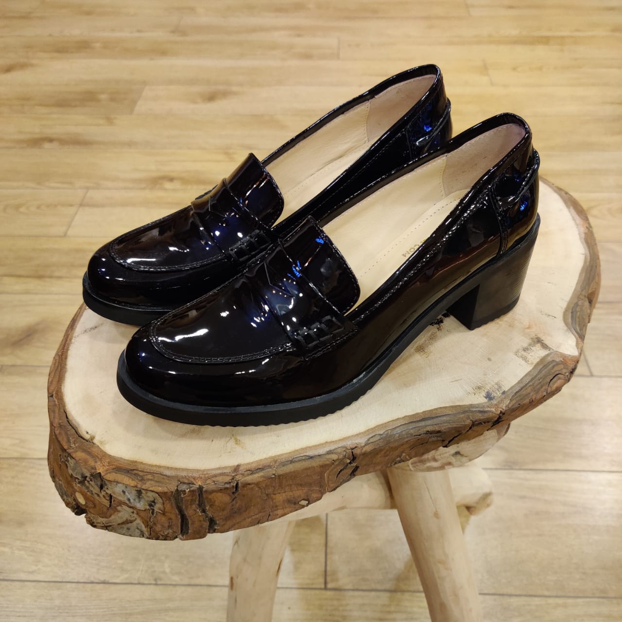 ''806 black patent leather shoe