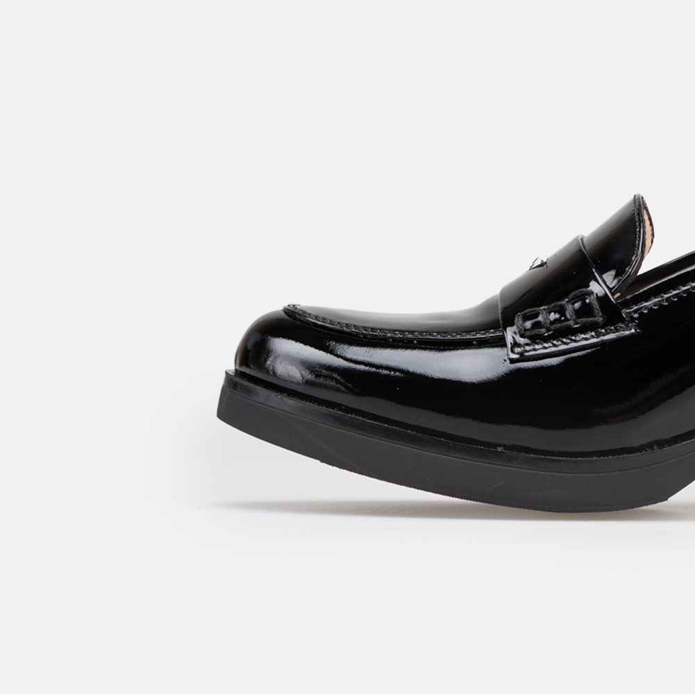 ''806 black patent leather shoe