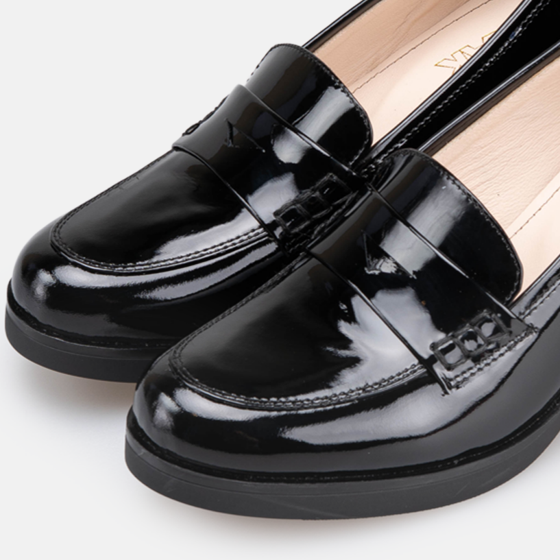 ''806 black patent leather shoe